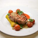 Keptas tuno kepsnys su daržovėmis Keptas tuno kepsnys su daržovėmis