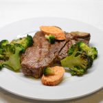 Keptas “T-bone” kepsnys su paprikų sviestu ir brokoliais