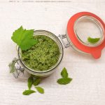 Serbentų lapų ir eglių ūglių pesto