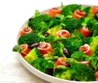 2-Salotos-su-sudyta-lasisa-ir-brokoliais