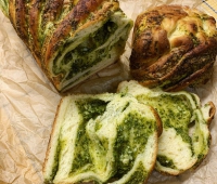 7.-Duona-idaryta-pesto-padazu