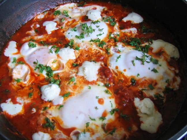 Kiaušiniai kepti pomidorų padaže - bulviukose.lt