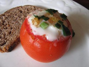Pomidore keptas kiaušinis - bulviukose.lt