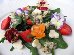 Vasaros salotos su gėlėmis - bulviukose.lt