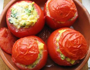 Pomidorai įdaryti plakta kiaušiniene ir žalumynais - bulviukose.lt