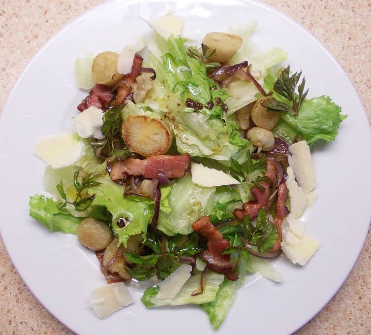 Šiltos salotos su topinambais ir šonine - bulviukose.lt