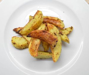 Orkaitėje keptos bulvytės su žagreniu - bulviukose.lt