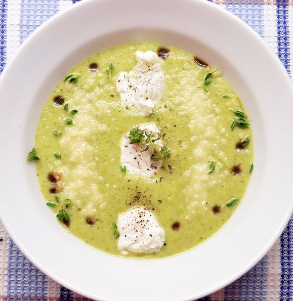 Brokolių, žiedinių kopūstų sriuba su putpelių kiaušiniais - bulviukose.lt