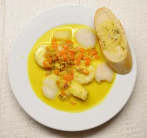 Jūros šukutės šafrano padaže