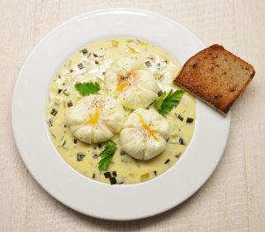 Virti kiaušiniai su ožkos sūrio padažu - bulviukose.lt
