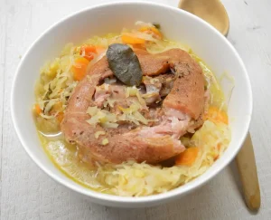 Raugintų kopūstų ir rūkytos karkos troškinys