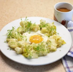 Keptas kiaušinis su žiediniu kopūstu