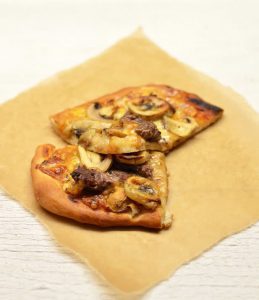 Pica su marinuota jautiena ir bananais - bulviukose.lt