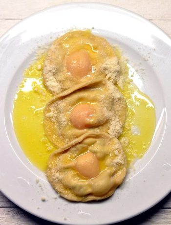 Ravioli įdaryti rikotos sūriu ir kiaušinių tryniais - bulviukose.lt
