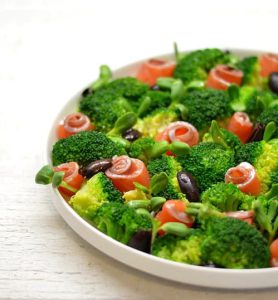Salotos su brokoliais ir lašiša. Paprasta pagaminti - bulviukose.lt