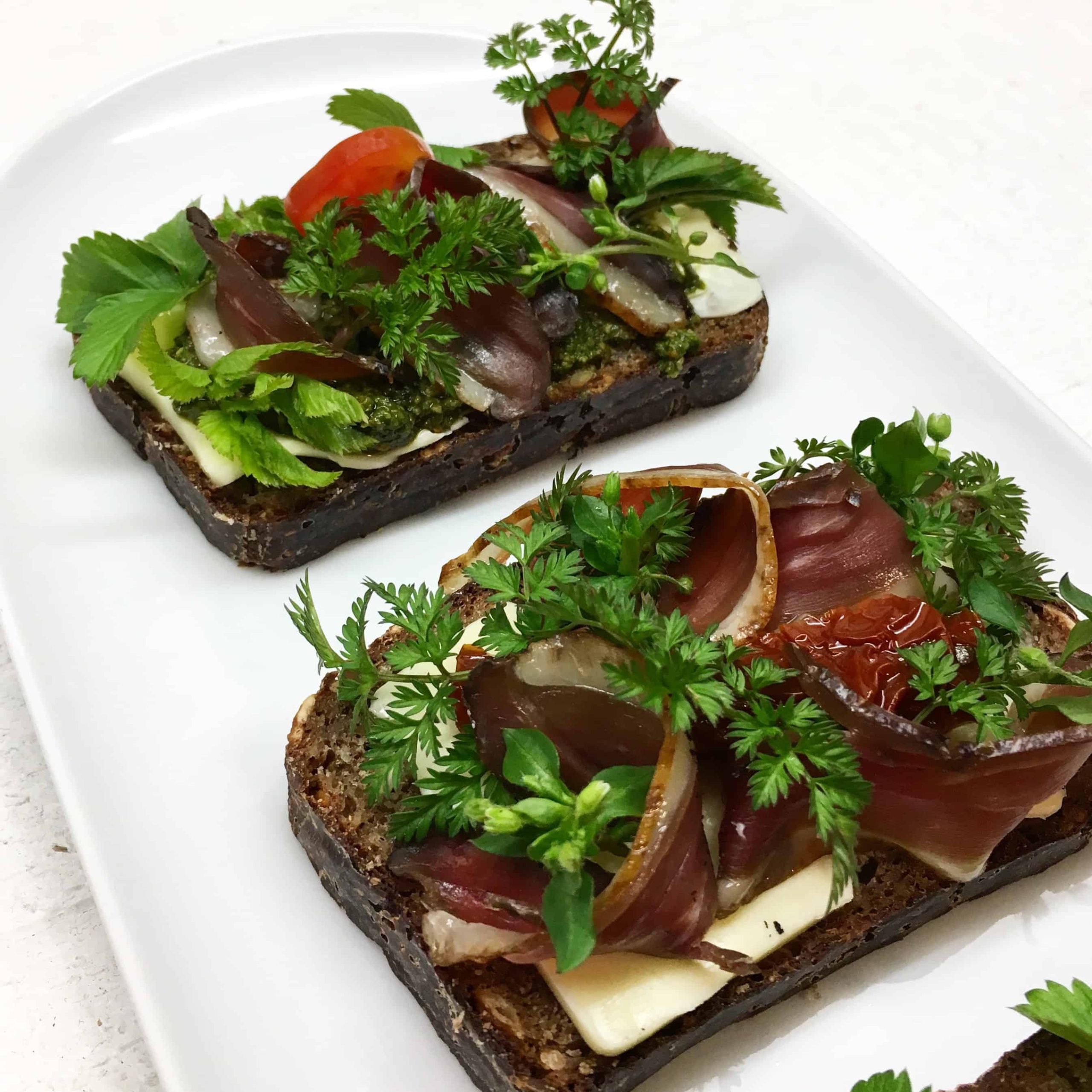 Sumuštiniai su laukinėmis valgomomis žolelėmis - bulviukose.lt