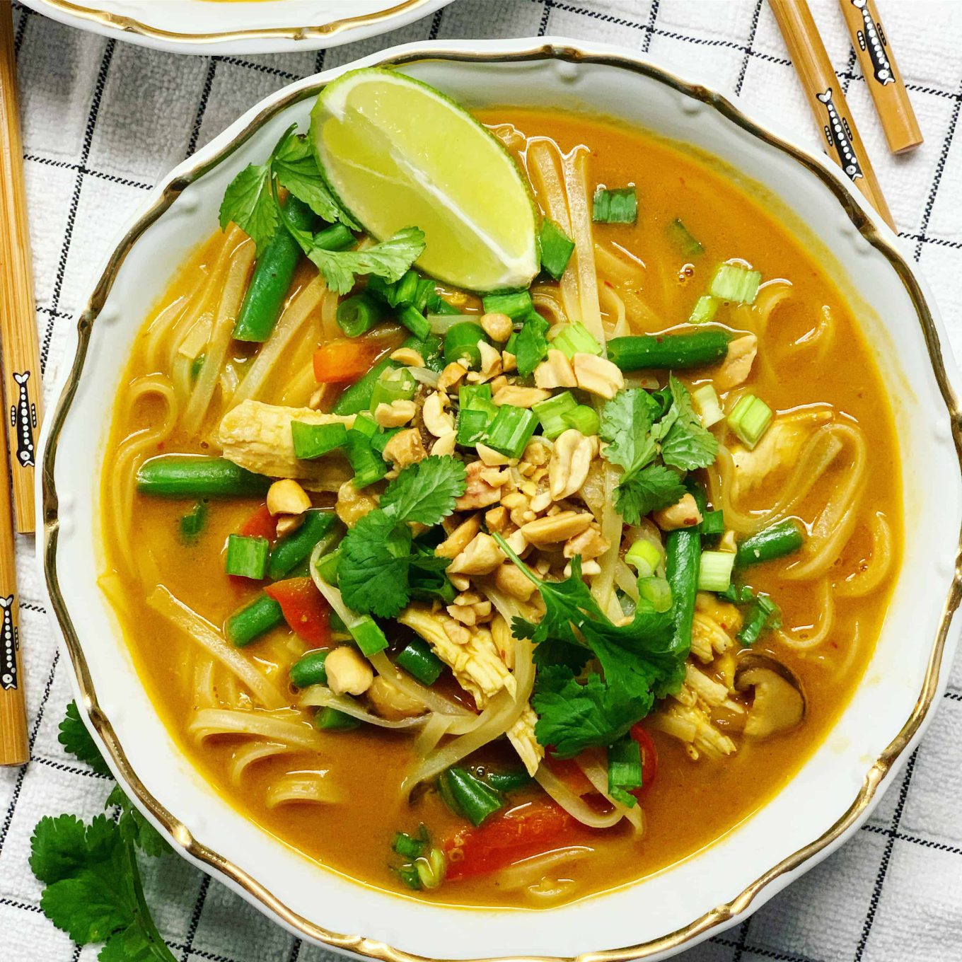 Tailandietiška sriuba su vištiena ir žemės riešutais - bulviukose.lt
