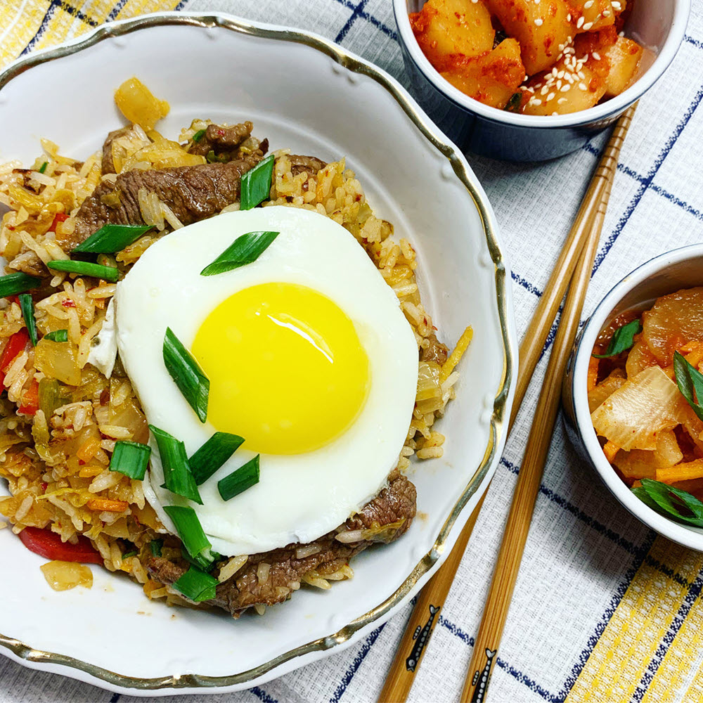 Jautiena su ryžiais ir kimchi ir keptu kiaušiniu