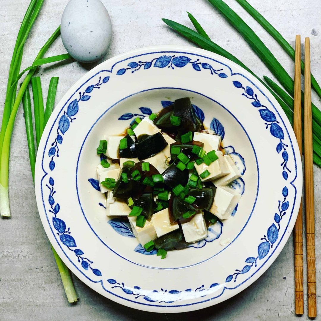 Kiniškas užkandis su tofu ir šimtmečio kiaušiniais