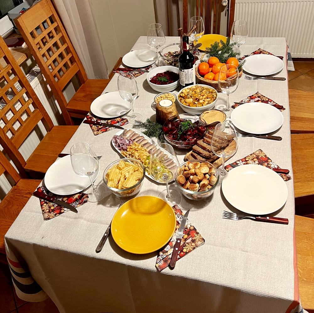 Padengtas Kūčių stalas su patiekalais
