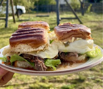 Brioche sumuštinis su plėšyta karka