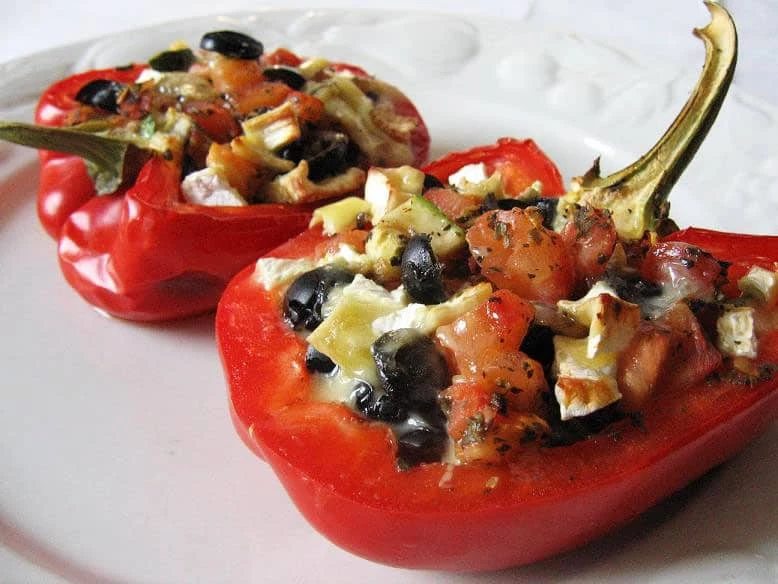 Paprika įdaryta pomidorais ir Brie sūriu - bulviukose.lt