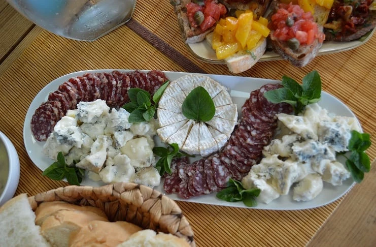 Sūrio ir dešros rinkinukas - bulviukose.lt