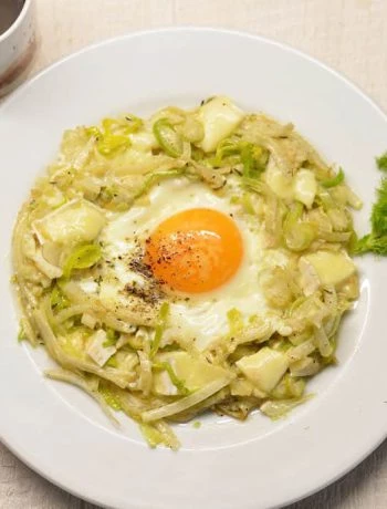 Kepti kiaušiniai su pankoliu ir Brie sūriu - bulviukose.lt
