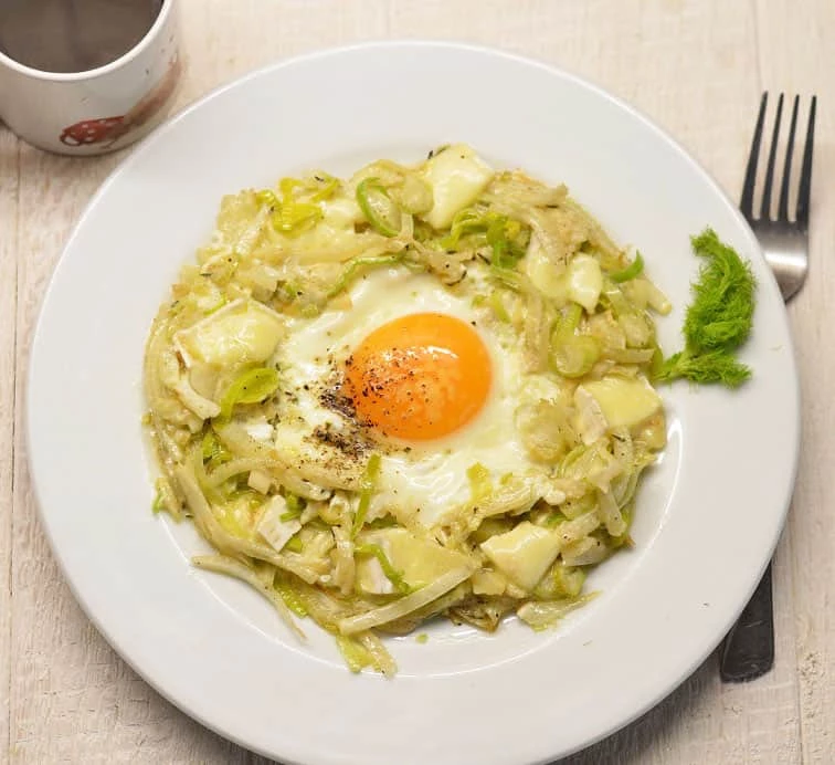 Kepti kiaušiniai su pankoliu ir Brie sūriu - bulviukose.lt