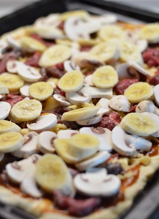 Pica su marinuota jautiena ir bananais - bulviukose.lt