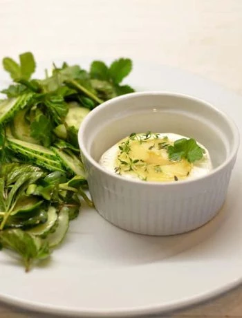 Keptas Camembert sūris su lauko žolelių salotomis - bulviukose.lt