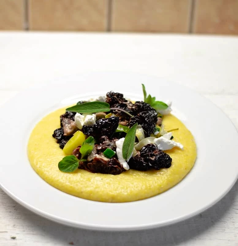 Bobausiai su ožkos sūriu ir polenta