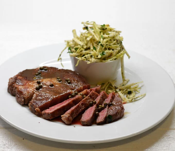 Keptas "Ribeye" kepsnys su žaliųjų pipirų padažu - bulviukose.lt