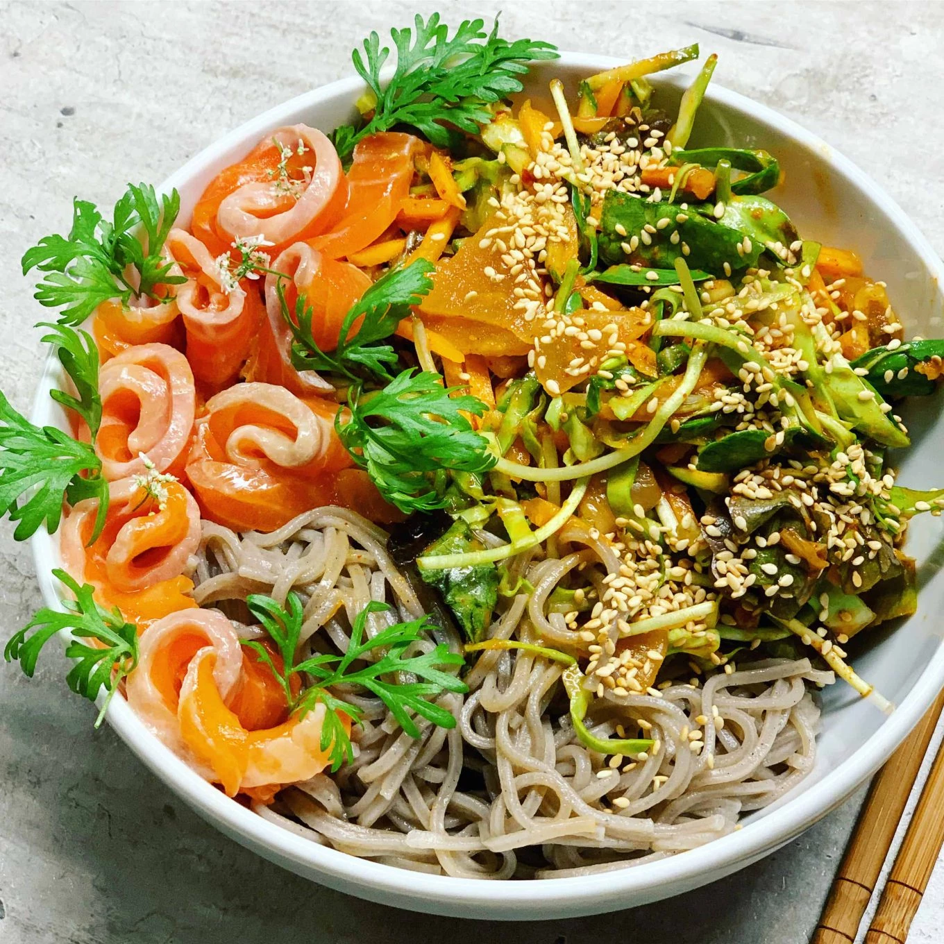 Salotos su soba makaronais