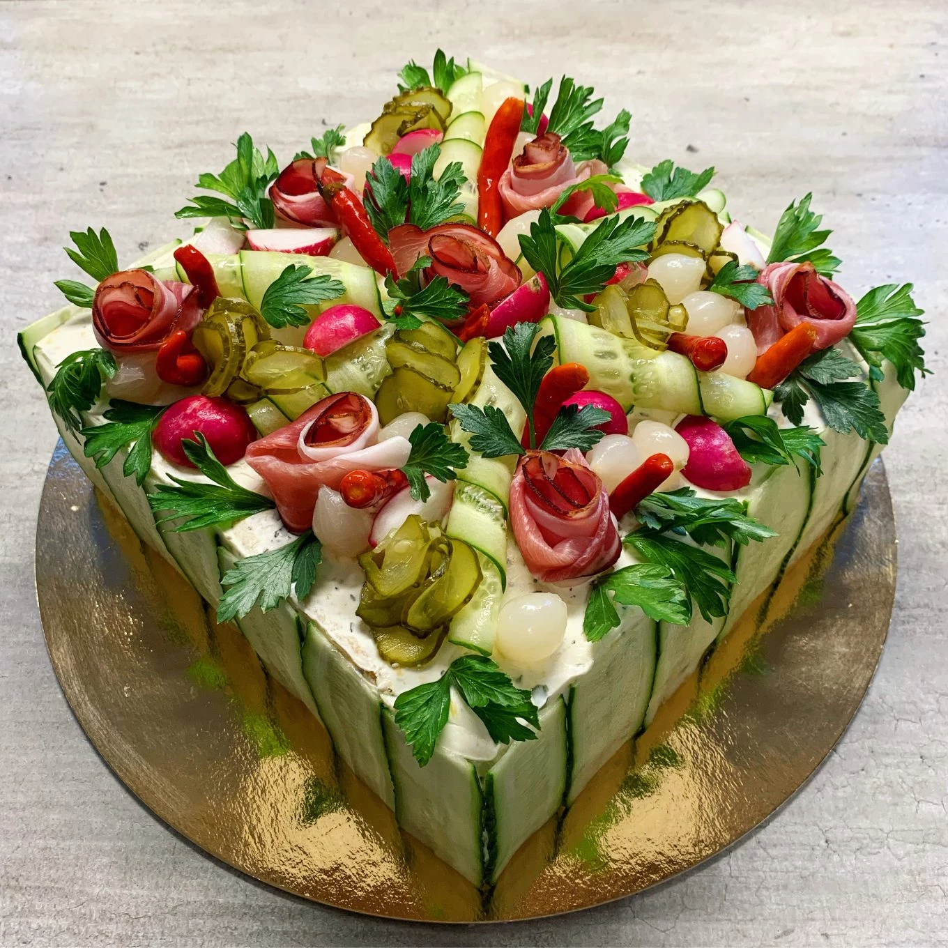 Tortas su kumpiu ir šonine