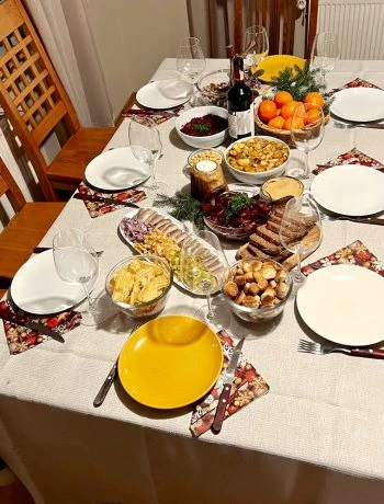 Padengtas Kūčių stalas su patiekalais