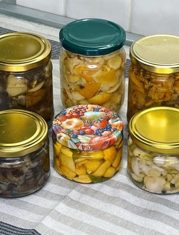 Grybai konservuoti savo sultyse