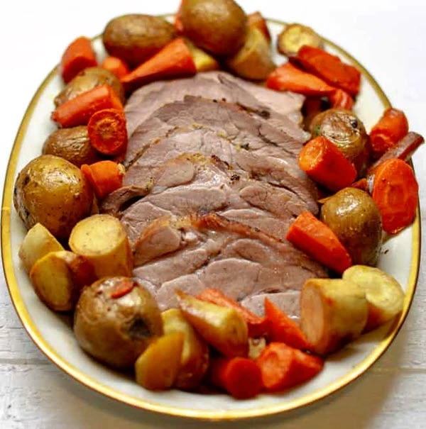 Orkaitėje kepta kiaulienos sprandinė. Naujųjų metų patiekalai ir receptai. Šventiniai patiekalai